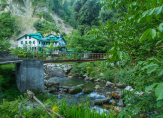 Himalayas_waterfall_jibhi_-tirthan-valley-1
